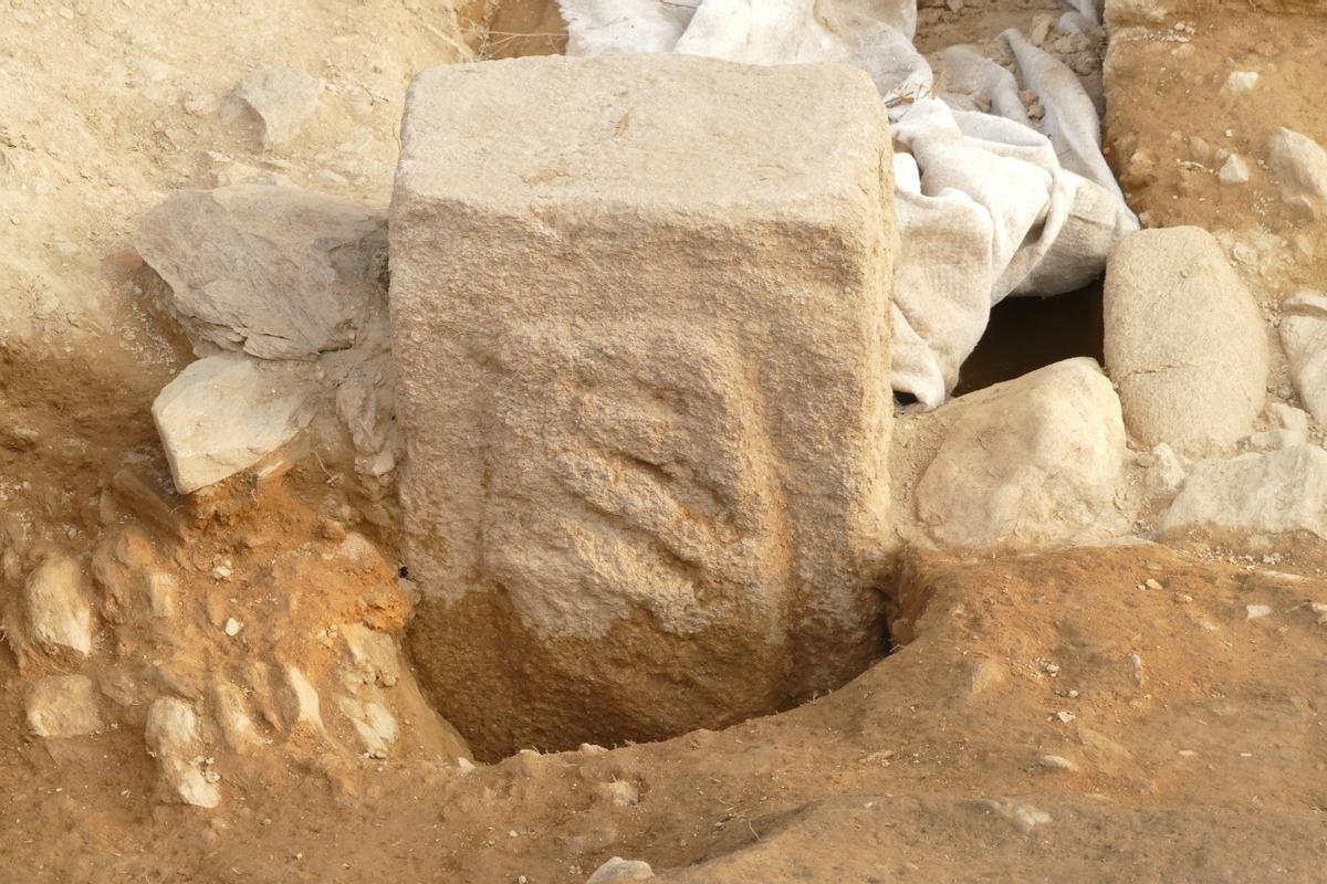 Una de las piedras de granito que fueron reutilizadas para la construcción del templo.