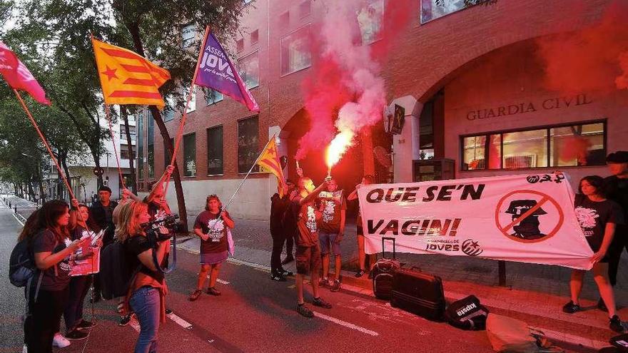 Secesionistas, ayer en Barcelona, ante un cuartel de la Guardia Civil ante el que dejaron maletas para &quot;que se vayan&quot;. // Efe