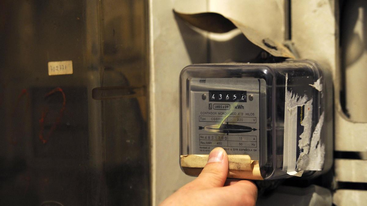 Contadores de luz eléctrica en un edificio del casco urbano de Lalín