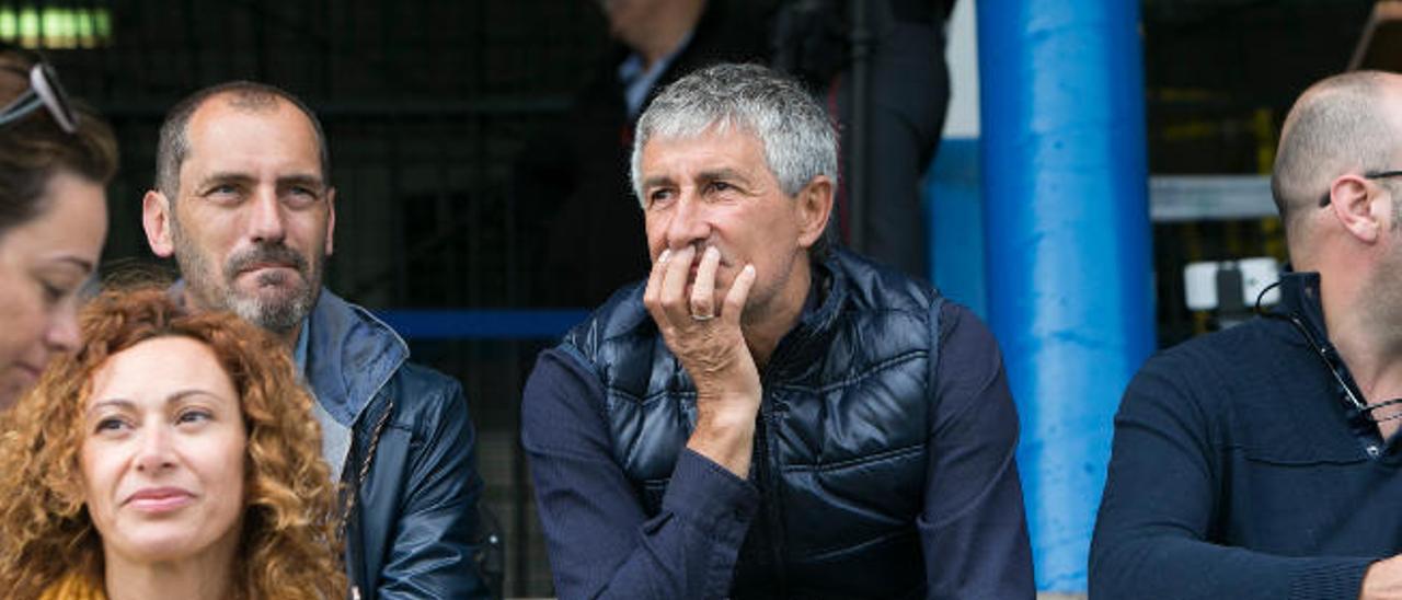 Fran Soto (1ºi), junto a Setién, ayer, en el estadio Juan Guedes.