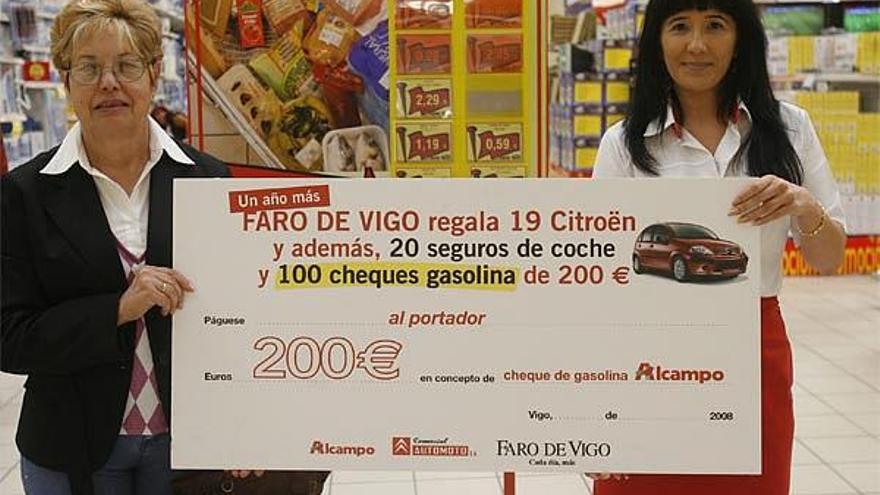 Cristina Rodríguez entregó el cheque a Carmen Pérez.