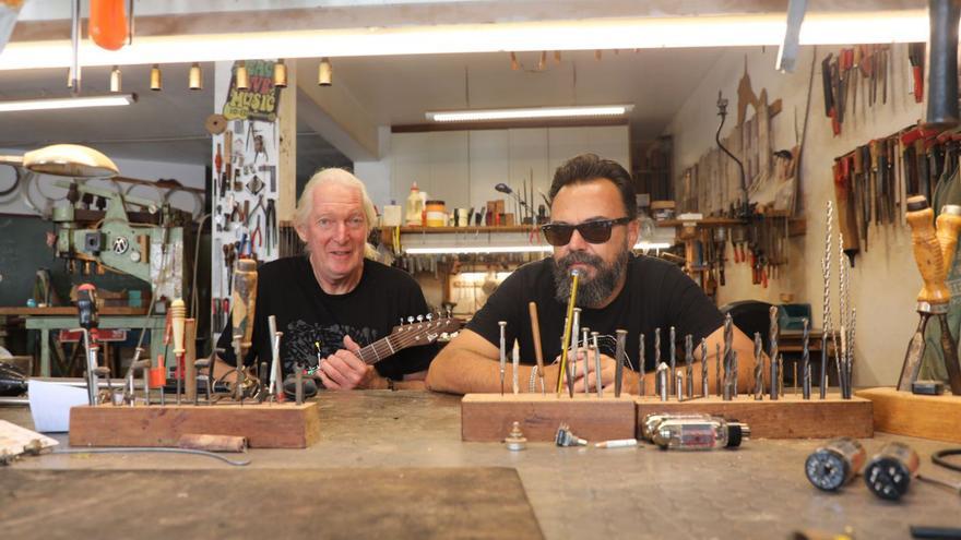Eki Hoffmann e Ignacio Simó en el taller de ‘Formentera guitars’ en Sant Ferran.