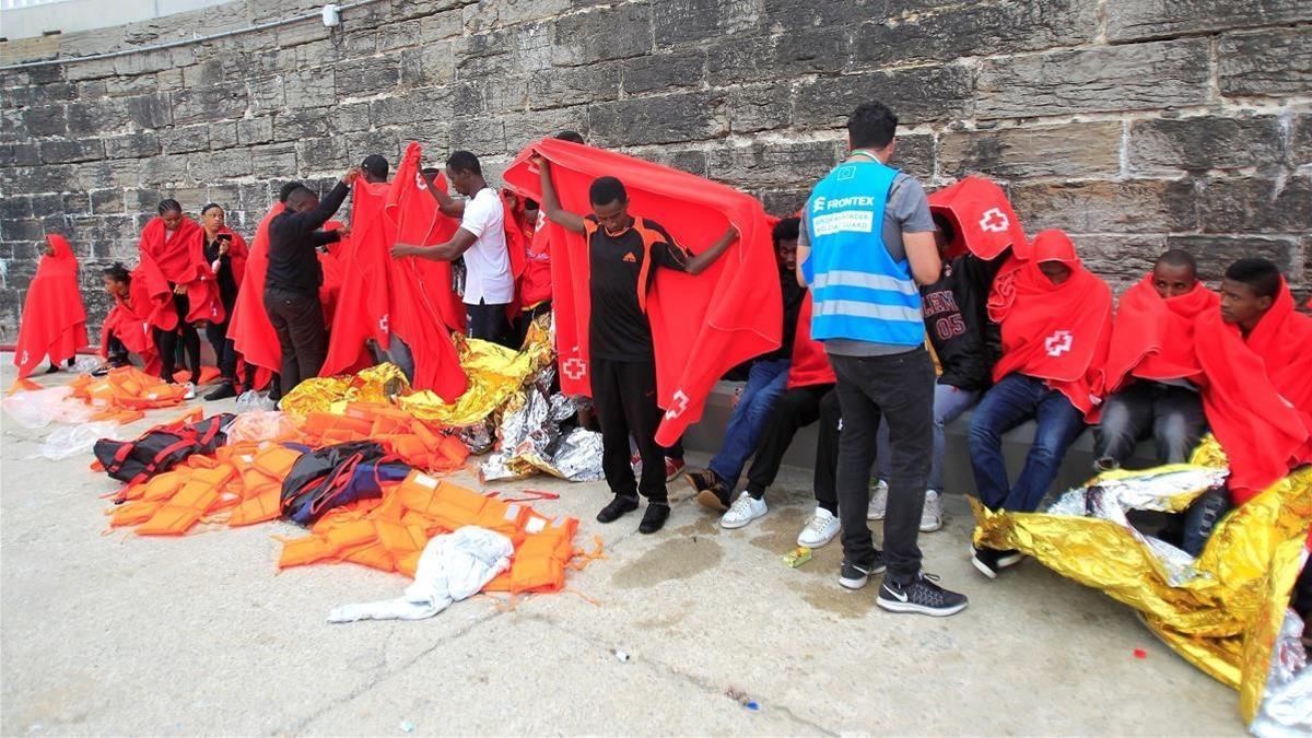 Llegada al puerto un grupo de inmigrantes rescatados de una patera.