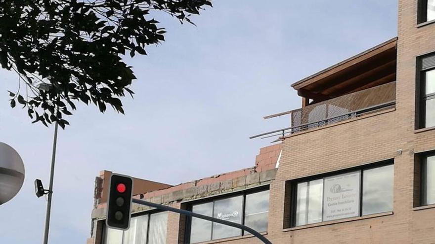 El viento derriba un ficus de gran porte en el Paseíto de Ramiro y un muro en Gran Vía