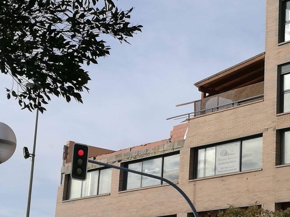 El viento derriba un muro en Gran Vía