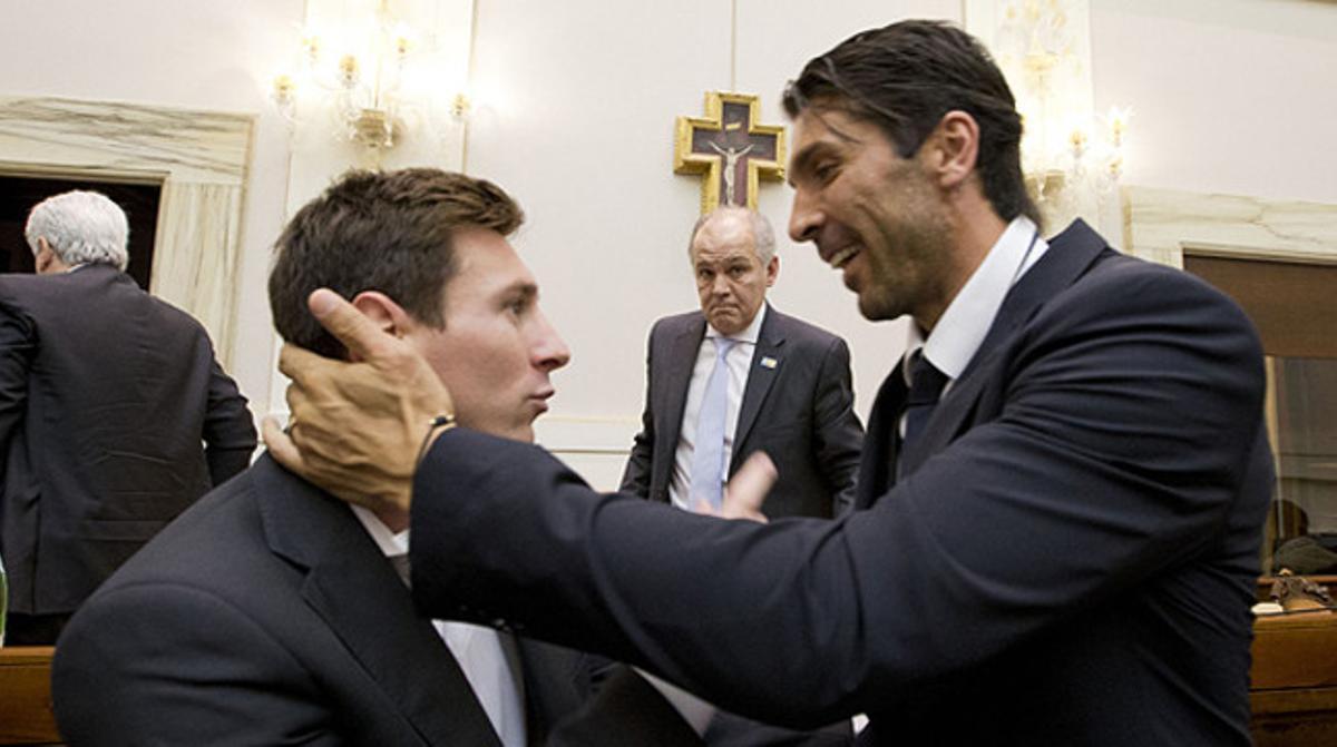 Gianluigi Buffon fa broma amb Leo Messi després de la recepció papal. Gianluigi Buffon fa broma amb Leo Messi després de la recepció papal.