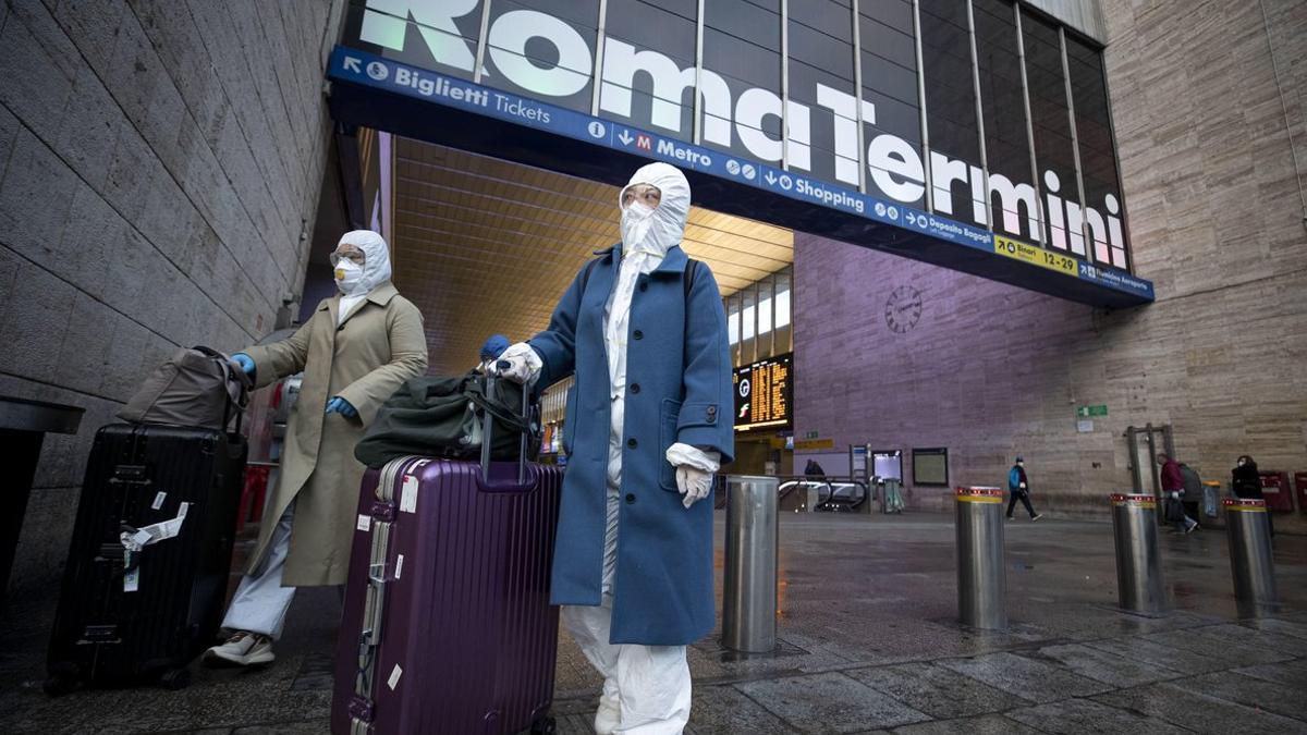 Dos pasajeras, en la estación Termini de Roma.