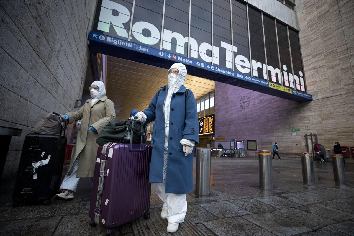 Rome (Italy), 26/03/2020.- People walk at Termini station in Rome, Italy, 27 March 2020. A stop to the positive trend of the last few days: the number of new sick people in Italy goes up again, but fortunately the contagion curve continues to slow down. After four days of decline, the number of new coronavirus positives in the country is once again rising. In the last 24 hours there are 4,492 more patients, for a total of over 62 thousand people currently affected by Covid-19. (Italia, Estados Unidos, Roma) EFE/EPA/MASSIMO PERCOSSI