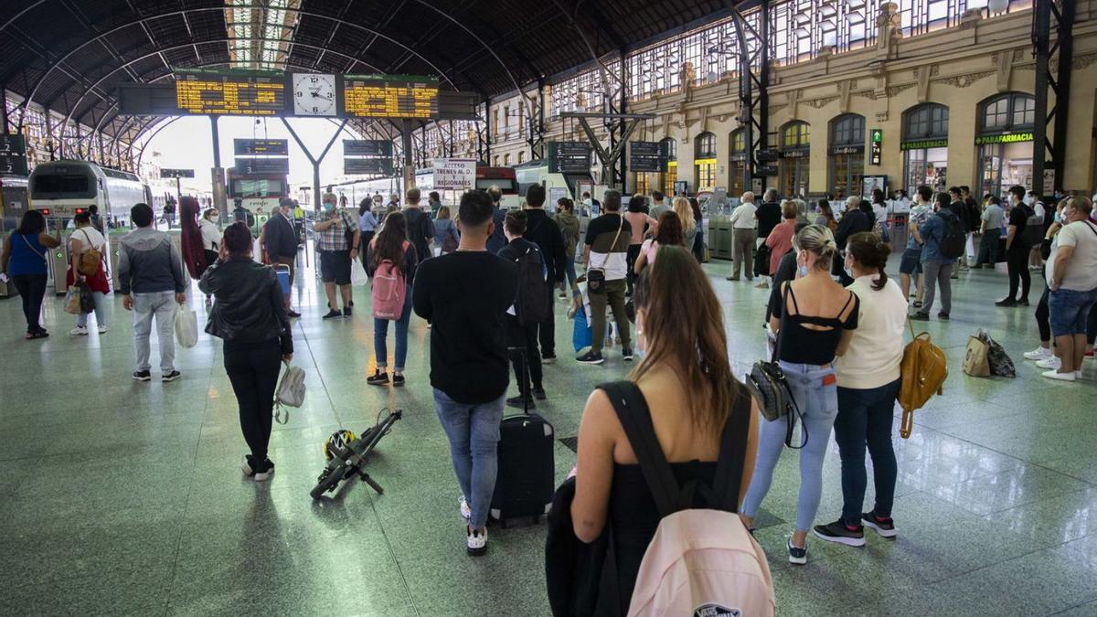 Personas usuarias de la red de Cercanías esperan en el vestíbulo de la Estación del Norte.  | GERMÁN CABALLERO
