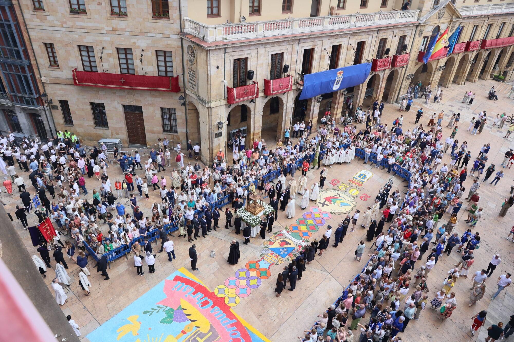 Así fue la misa del Corpus Christi en la catedral de Oviedo.