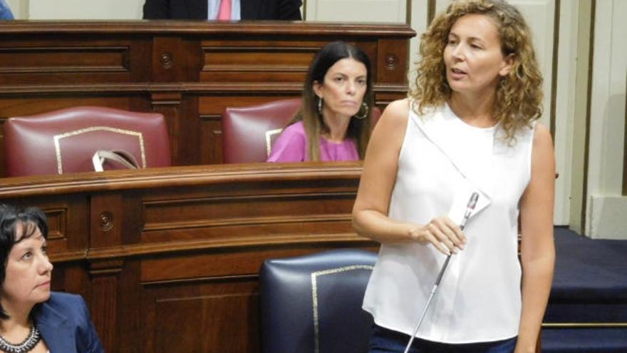 Las consejeras Soledad Monzón (izquierda) y Ornella Chacón (derecha) en el Parlamento.