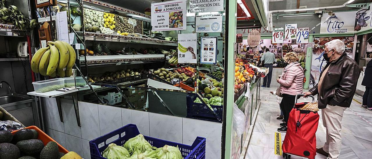 Compras en el mercado del Fontán la semana pasada. | Irma Collín