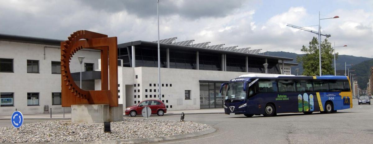 La estación de autobuses de Mieres, donde estará una de las paradas. | LNE