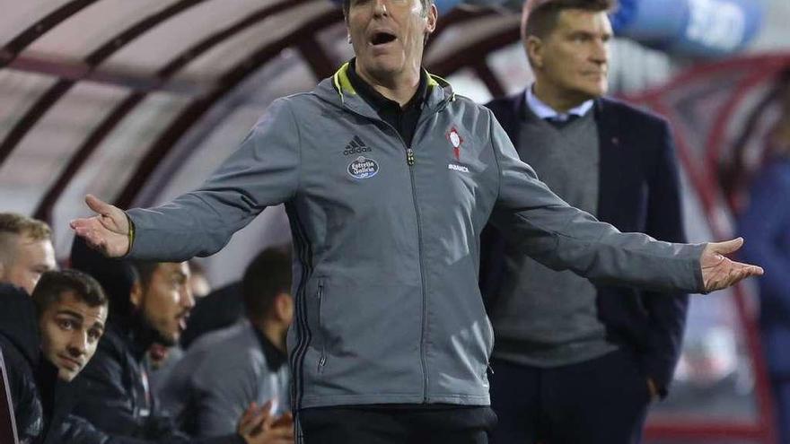 Berizzo, ayer, en el banquillo de Ipurua. // LOF