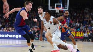 Jan Vesely, en una defensa ante T.J. Shorts.
