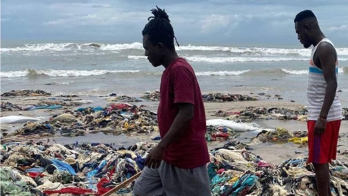 Ghana recibe más de 150 millones de kilos de ropa de segunda mano al año, y alrededor de 15 millones de prendas cada semana