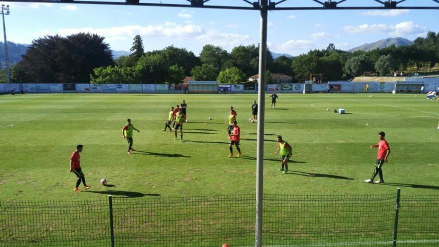 Los jugadores del Sporting calientan sobre el municipal de Coutada.