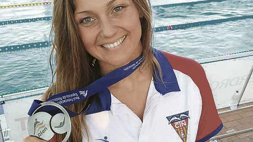 Melani Costa posa con una de las medallas que conquistó en el reciente Nacional de Sevilla.