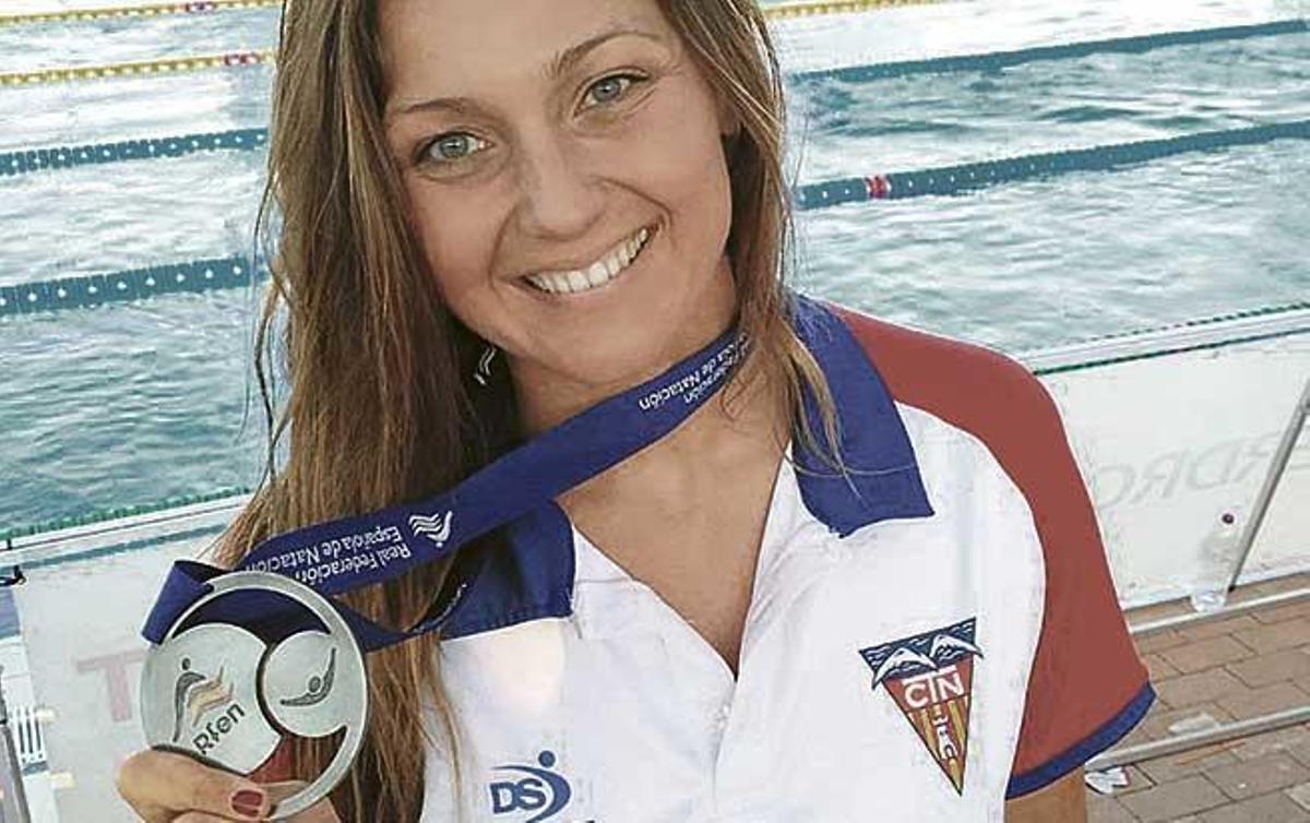 Melani Costa posa con una de las medallas que conquistó en el reciente Nacional de Sevilla.