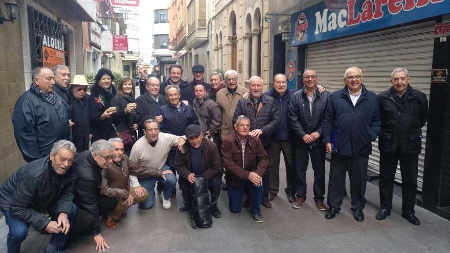 La tradicional foto de familia de Amigos del Villalobos de Elche