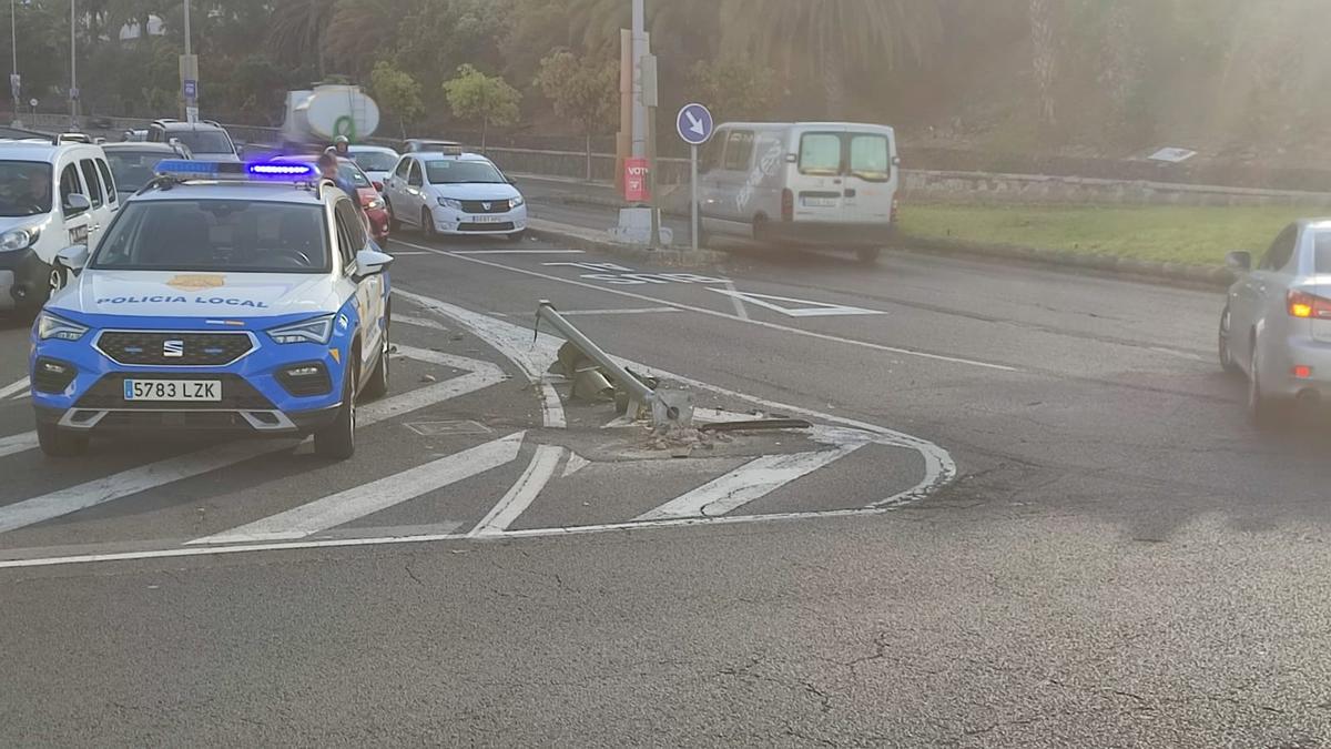 Fotos del accidente de un coche que chocó contra un semáforo en Paseo de Chil y huyó del lugar