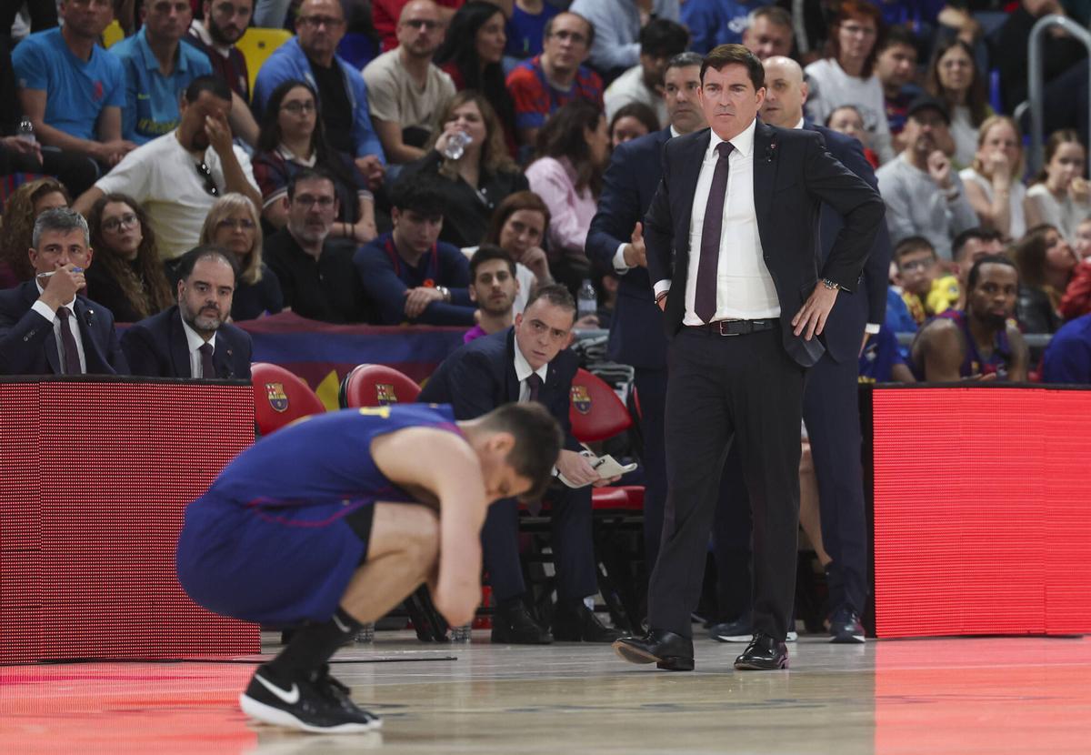 Juani Marcos se duele de un golpe en la rodilla izquierda ante la preocupación de Xavi Pascual.