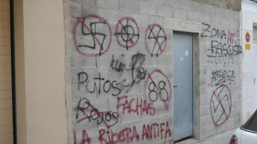 Calles y espacios públicos de Benifaió se llenan de pintadas nazis