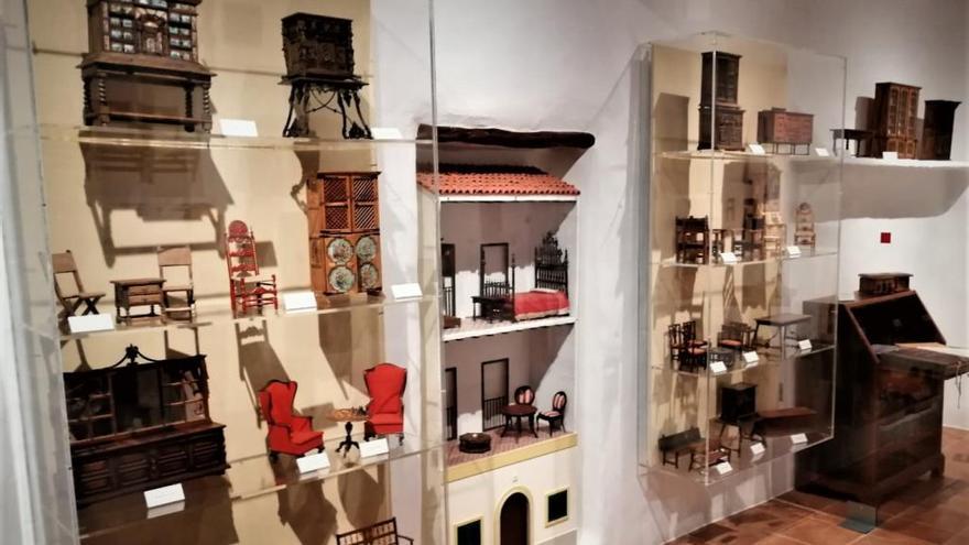 La colección de muebles en miniatura viaja del Museu de Manacor a Eivissa