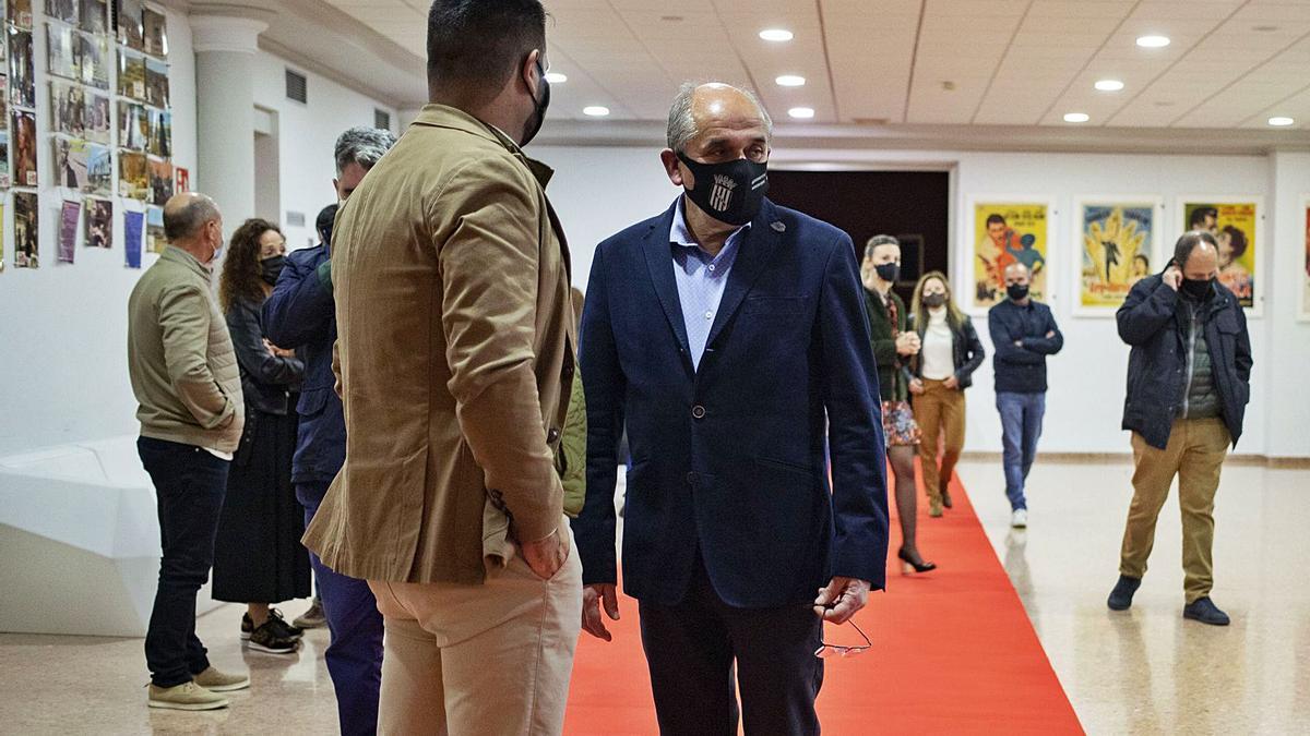 El alclade Boluda, al centro, anoche en el vestíbulo del auditorio Luis Peiró de Montaverner, antes de la gala inaugural del certamen. | PERALES IBORRA