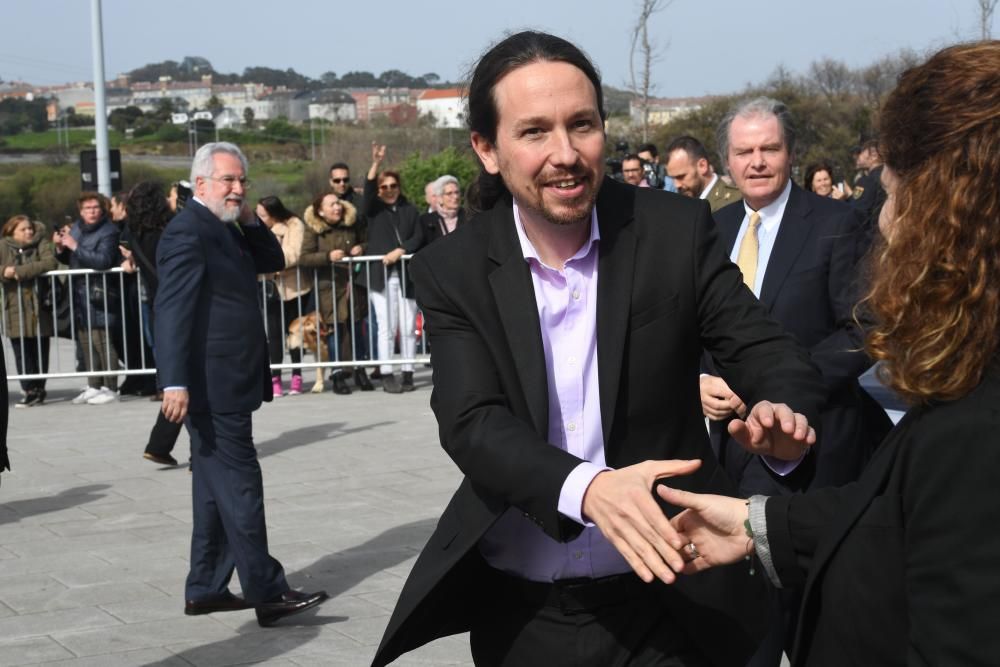 El vicepresidente del Gobierno, Pablo Iglesias, acompaña a la monarca en las actividades que se desarrollan esta mañana en el centro Ágora, junto al presidente de la Xunta, Alberto Núñez Feijóo