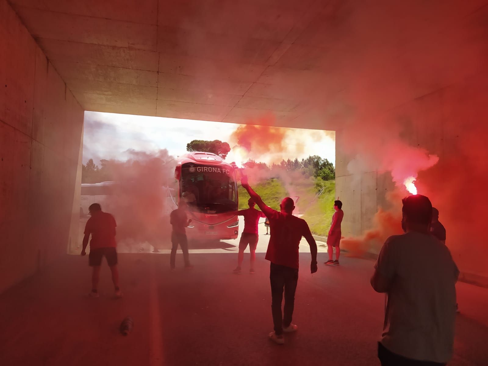 Aficionats reben els jugadors del Girona