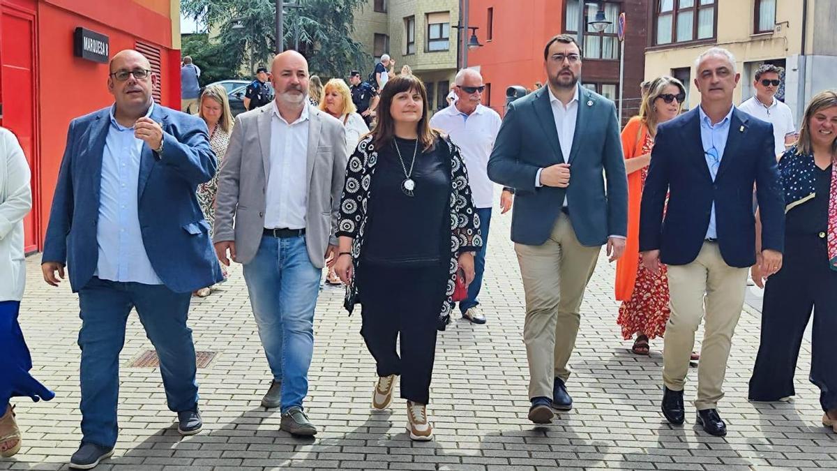 A la derecha, Ángel García y Adrián Barbón, ayer, en Candás.
