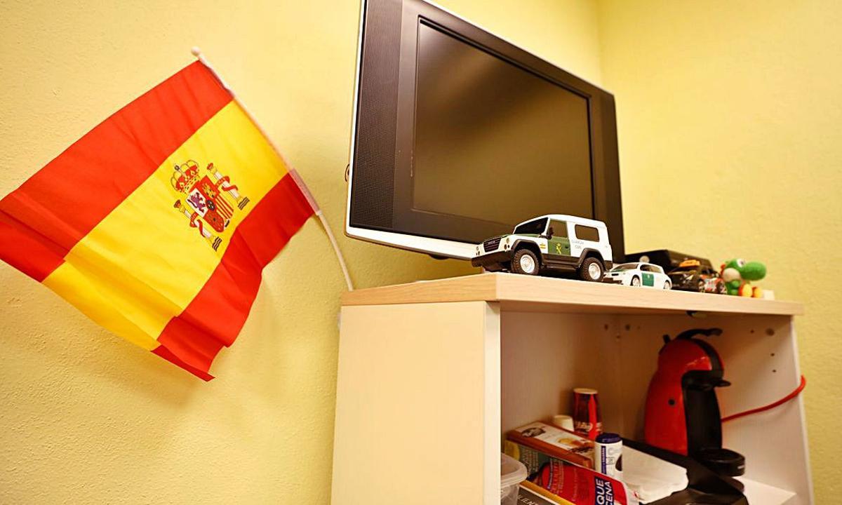 Juguetes para hacer más llevadero el tiempo en el cuartel a los niños. | J.A.R.