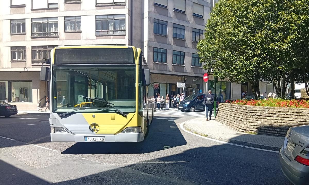 El autocar averiado a la espera de la llegada de los mecánicos en la praza de Galicia
