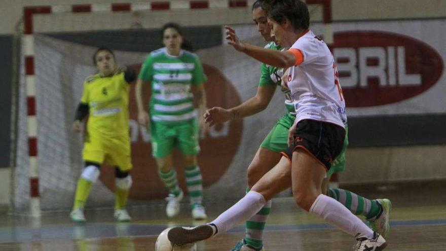 Marta, del Ourense Envialia, recorta en una acción de ataque del partido de ayer en Os Remedios. // Jesús Regal