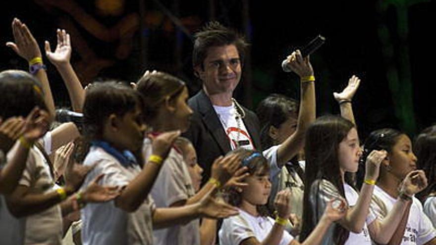 El cantautor colombiano Juanes cantó en un concierto gratuito a más de cien mil personas, en el paseo del río Medellín (Colombia) en donde millones de luces embellecen la navidad de los antioqueños.