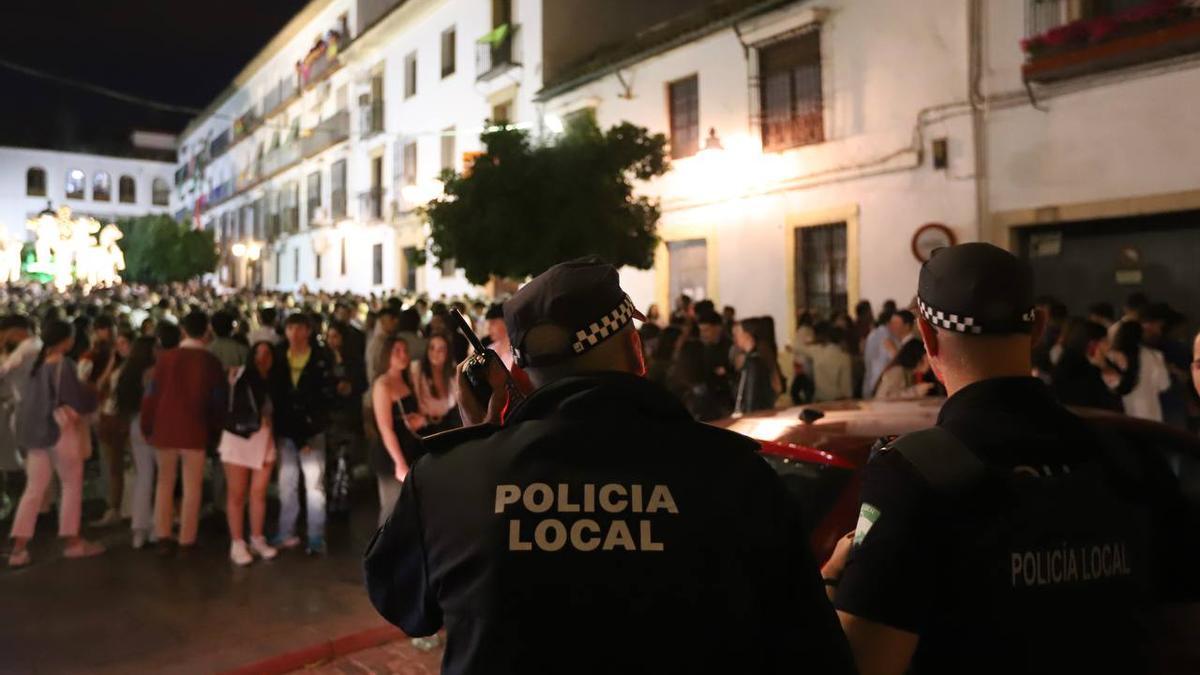 Policías Locales en la plaza Conde de Priego, la noche del primer día de las Cruces de Mayo de Córdoba.