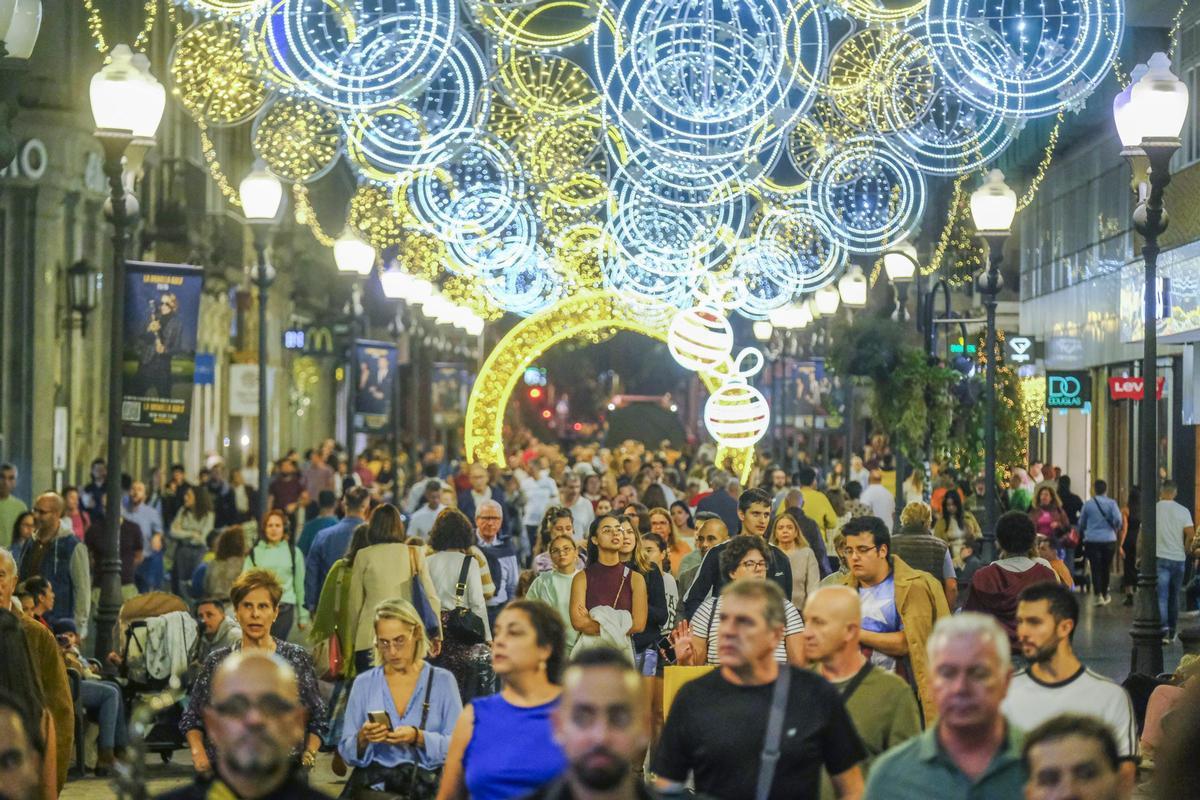 Ambiente navideño en la calle Mayor de Triana.