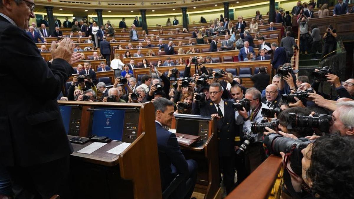 Sánchez, en la tribuna socialista tras su discurso en el Congreso.