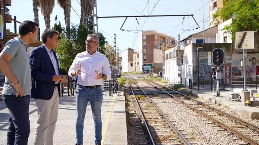 Visita de Mazón y Mompó a las vías del metro de Burjassot hace un año.