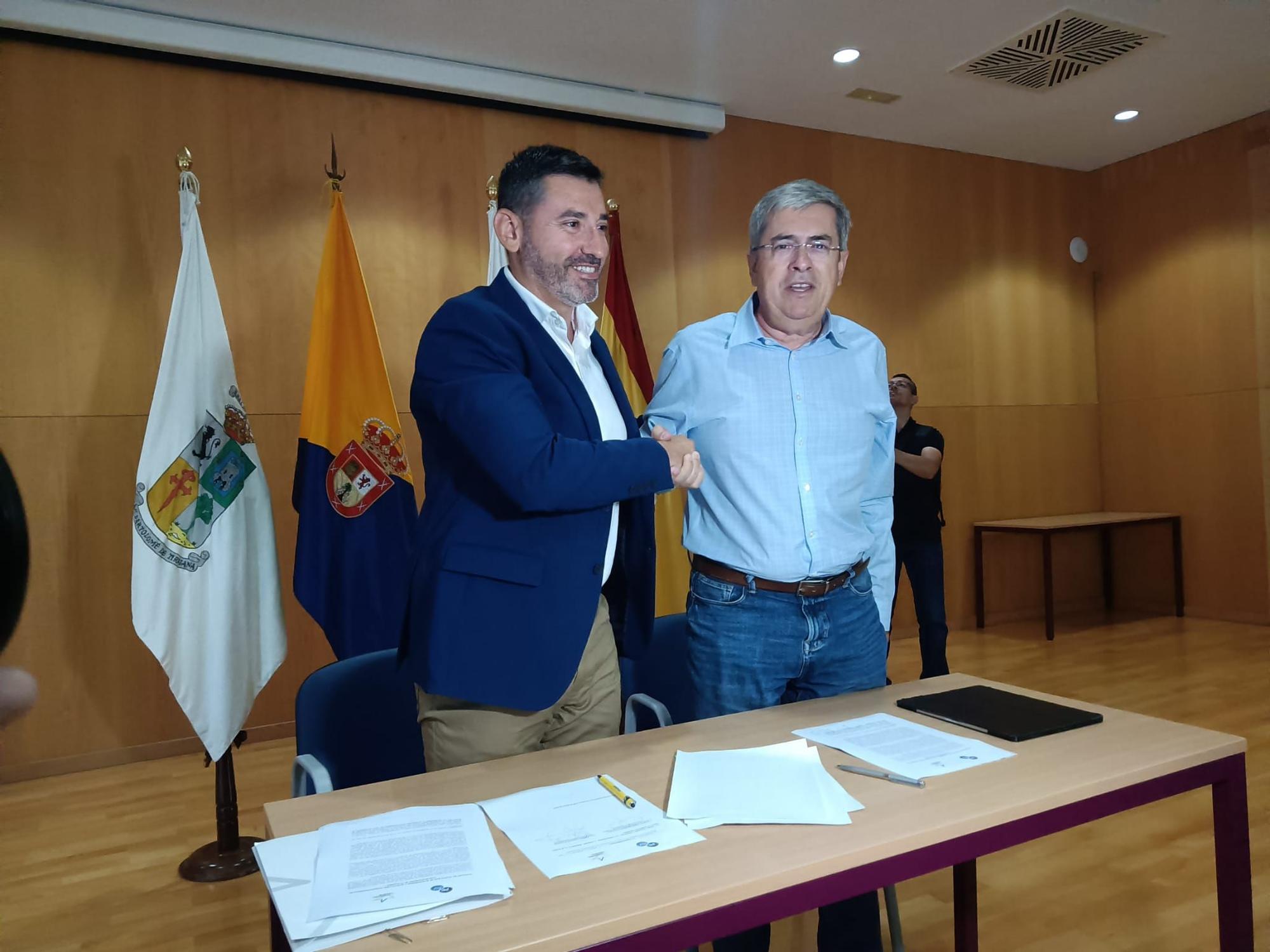 Alejandro Marichal (CC) y Marco Aurelio Pérez (PP-AV) formalizan la firma del pacto con un saludo, este jueves en el centro de mayores de San Fernando de Maspalomas.