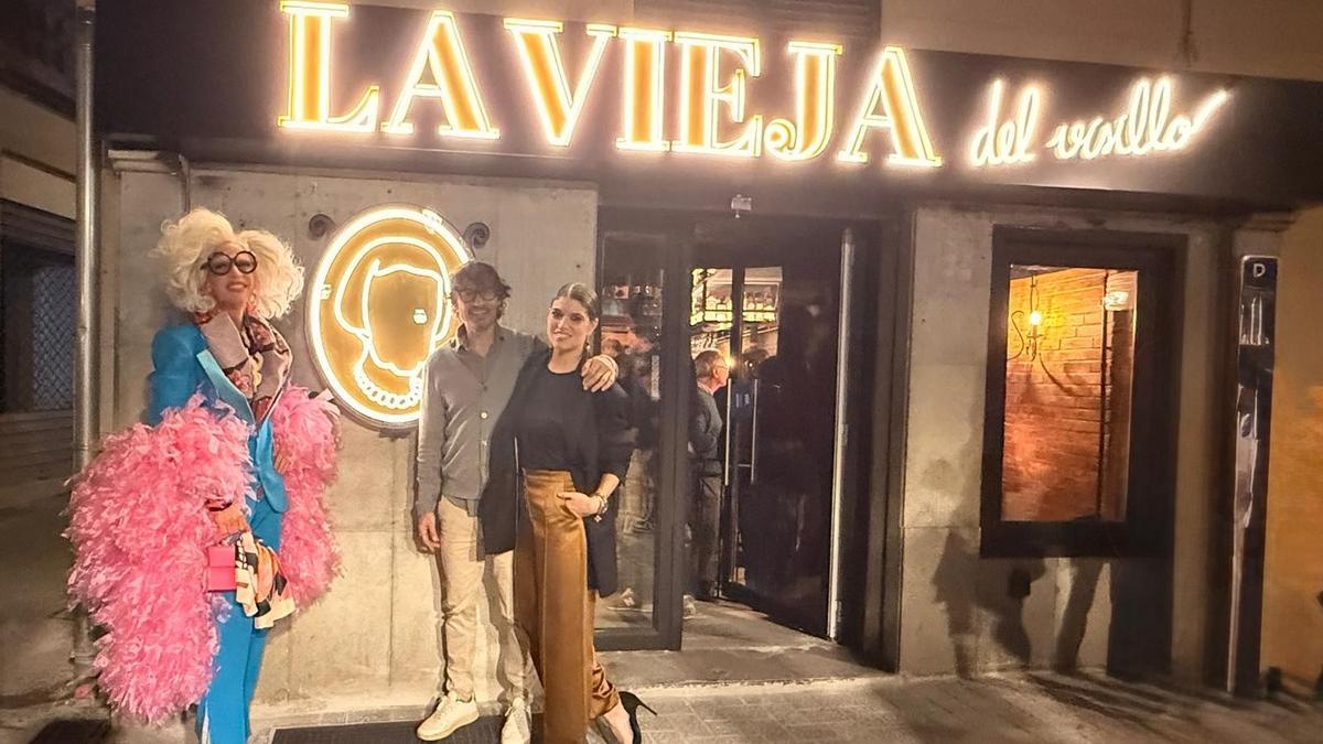 Los fundadores, acompañados de una "vieja del visillo" que animó la inauguración.