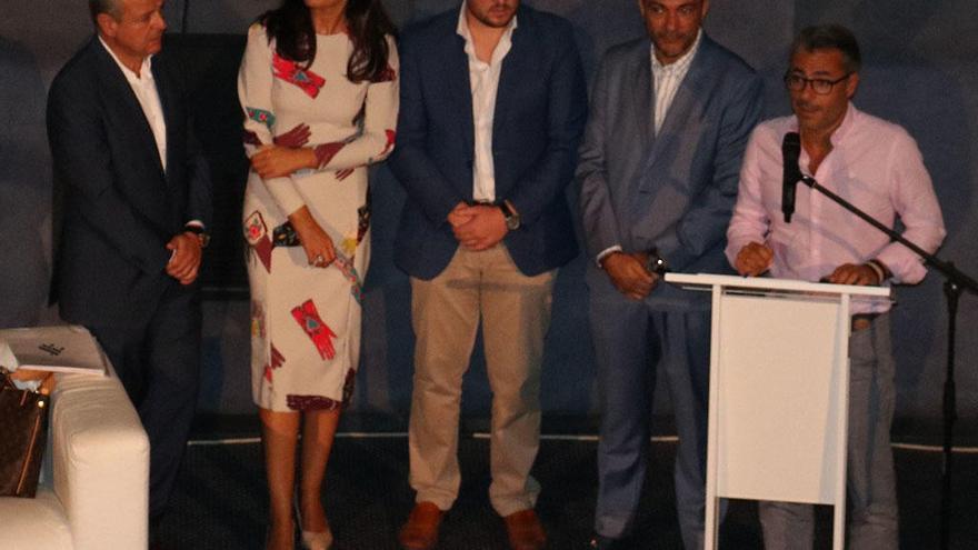 El edil José Eduardo Díaz, con empresarios de AcoBanús.