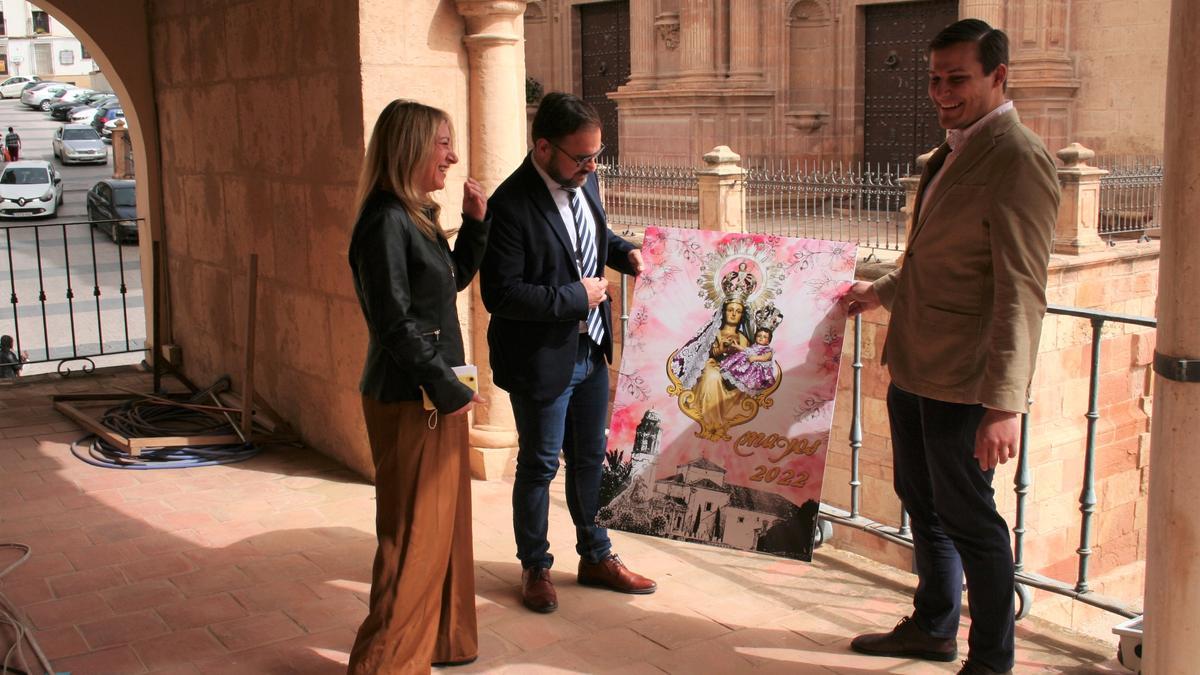 María Ángeles Mazuecos, Diego José Mateos e Ignacio Arcas, con el cartel anunciador, este martes.