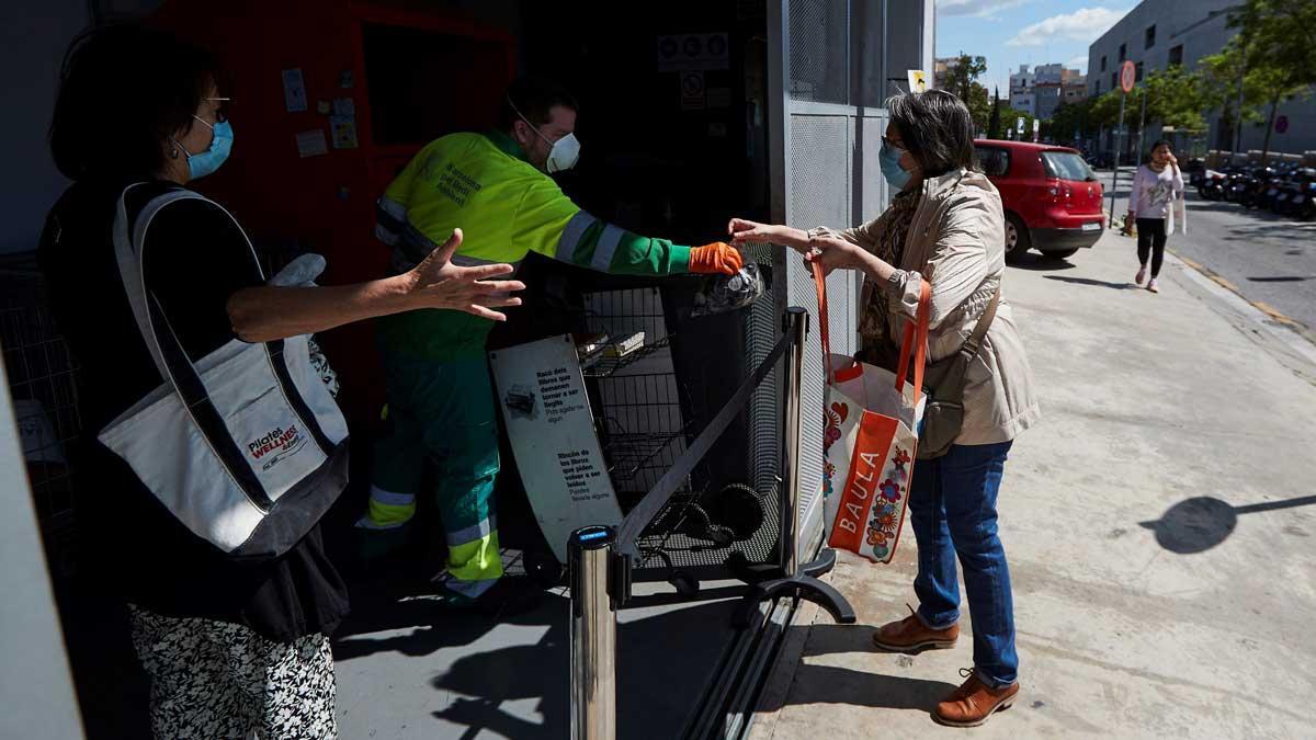 Barcelona reabre los puntos verdes con horario limitado