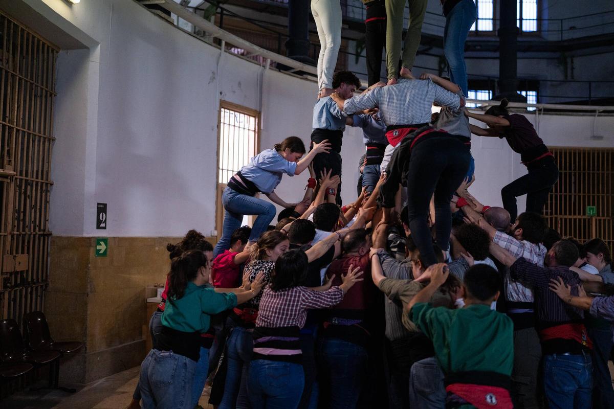 Esquerdats, la colla castellera que ensaya en la Modelo