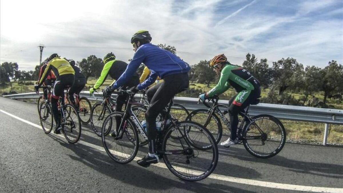 Ciclistas por una carrera extremeña.