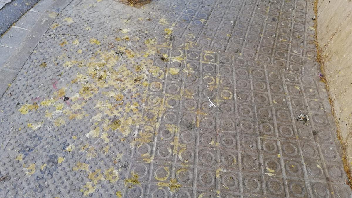 Excrements de coloms al carrer del Bruc amb la plaça de Lluís Companys de Manresa