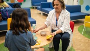 Cristina Girbau, responsable nutricional del Hospital HM Nens, en un grupo de sensibilización.