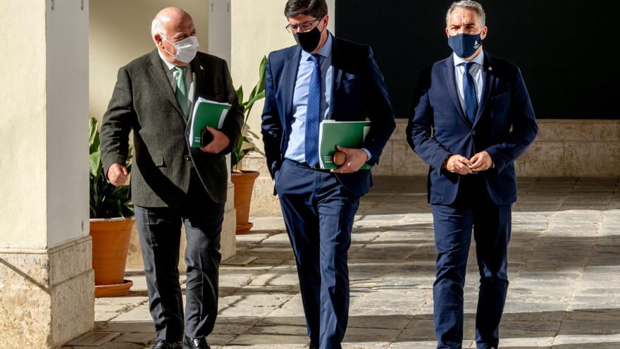 El vicepresidente Juan Marín y los consejeros, Elías Bendodo y Jesús Aguirre.